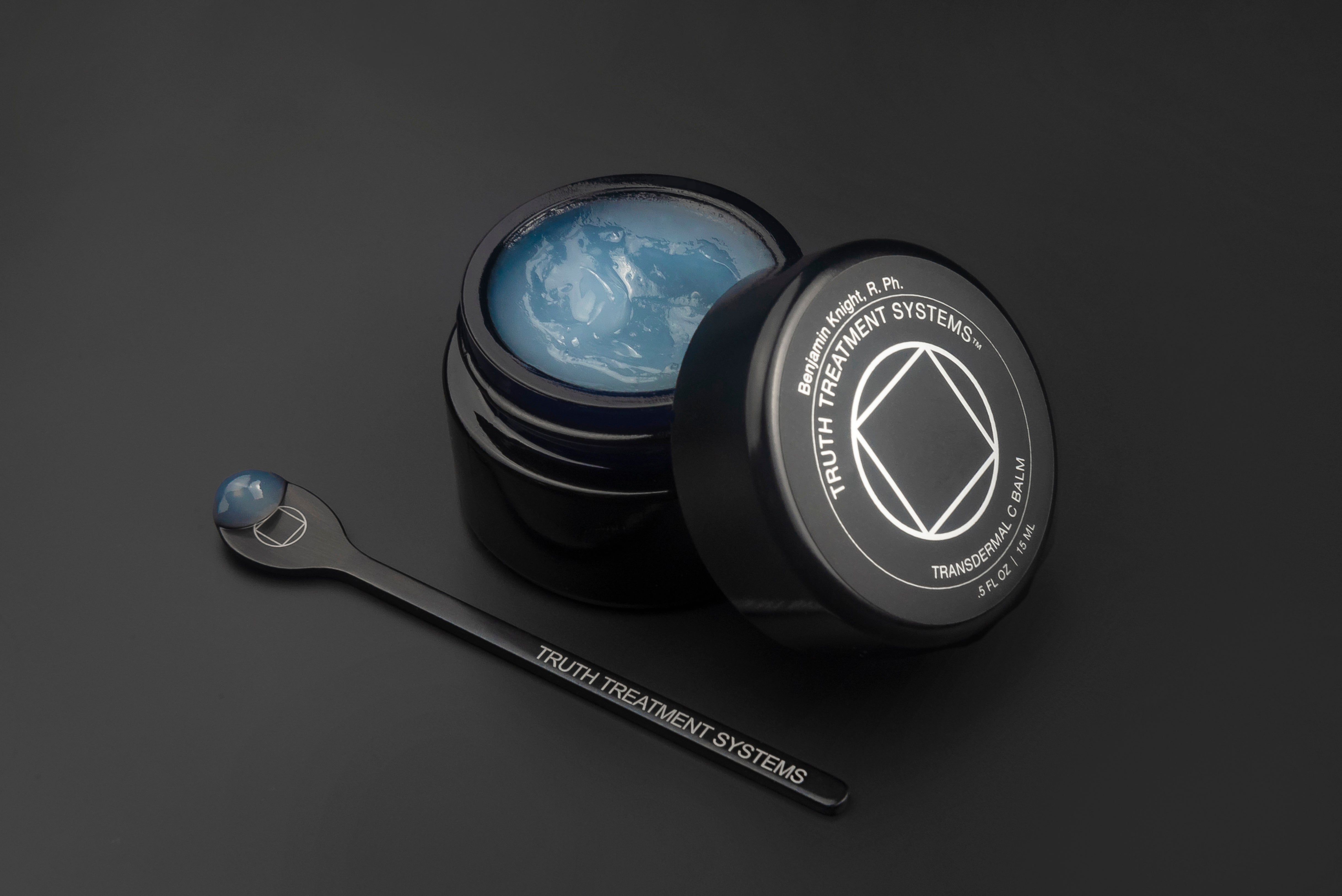 DSC_4933 Transdermal C Balm cuchara con contenido DESATURADO.jpg__PID:1c6b7423-af80-48e3-b2ae-967c0145176a